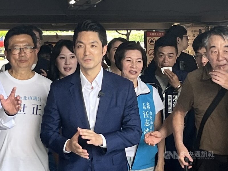 氣象預報颱風巴威將襲台，基隆市政府3月間修改遇颱風及豪雨災害的停班課判準機制，北北基桃是否仍同步。台北市長蔣萬安（前左2）說，終究是共同生活圈，必須整體考量。中央社記者楊淑閔攝  115年7月7日
