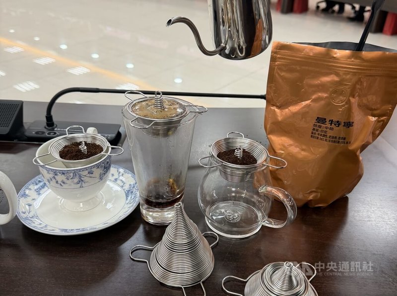 苗栗縣政府7日表揚巴黎國際發明展獲獎企業,其中,台灣流行顏色股份有限公司研發的「彈簧咖啡濾網」榮獲金獎肯定,可省下濾杯及濾紙,且不影響口感。中央社記者管瑞平攝 115年7月7日
