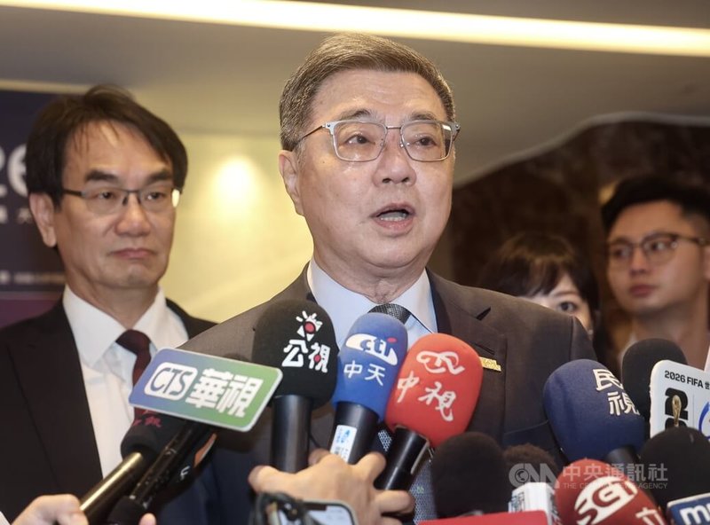 中聯油品致癌物超標，行政院長卓榮泰（前）7日在台北說明事件時間序，卓榮泰強調，沒有一個政府會放著食安問題而不去處理，政府積極在處理，但也要顧慮整個資料內容的嚴謹、正確，並希望能用最清楚的方式向國人說明。中央社記者張皓安攝 115年7月7日