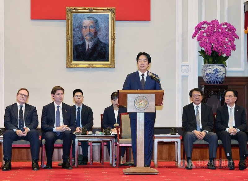 總統賴清德(立者)7日在總統府接見「2026台灣海洋國際論壇」訪問團,致詞時強調,海洋沒有國界,海洋治理更不應受政治因素限制,台灣走向世界的決心也不會改變,將繼續貢獻己力,推動海洋事務合作。中央社記者郭日曉攝 115年7月7日