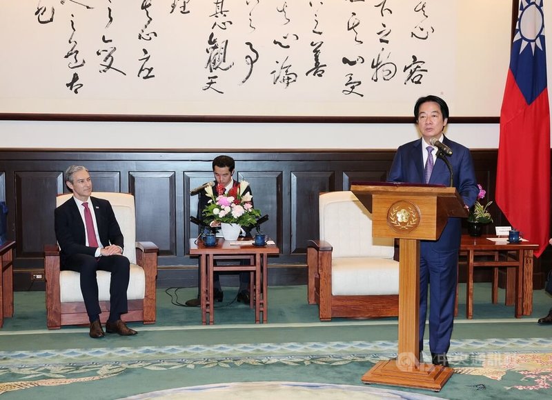 總統賴清德（右）7日接見美國國家民主基金會（NED）會長威爾森（Damon Wilson，另譯威爾遜）（左）等人暨其核心夥伴訪問團，賴總統提到，中國各種跨國鎮壓與監控的行徑，包括以國內法進行威權擴張，引起國際社會的高度警覺和共同擔憂；面對這些複合式威脅，台灣持續提升自我防衛能力，強化經貿、科技與能源等各方面的韌性。中央社記者郭日曉攝  115年7月7日