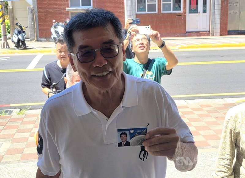 前澎湖縣議員鄭清發7日記者會宣布退出中國國民黨，以無黨籍身分投入議員選舉，會後將黨證送還國民黨澎湖縣黨部。中央社  115年7月7日