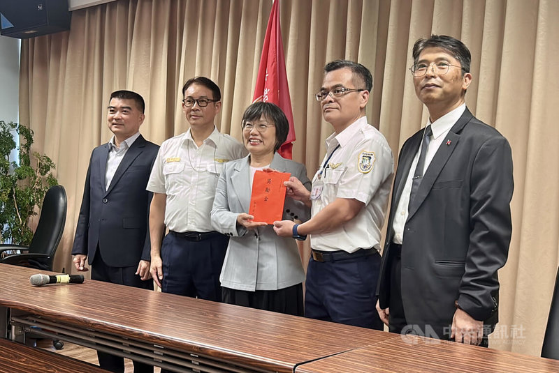 中國籍廖姓男子攻擊印太戰略智庫執行長矢板明夫遭逮捕，內政部長劉世芳（中）7日下午赴台中機場致贈慰問金，肯定相關單位在廖男出境前就將人逮捕到案。中央社記者吳哲豪攝　115年7月7日