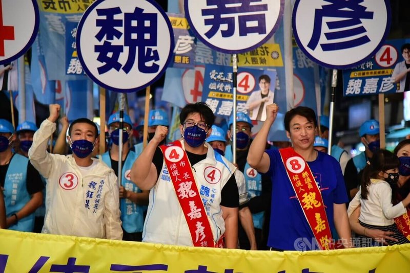 國民黨花蓮市長魏嘉彥爭取連任花蓮市長,國民黨花蓮縣黨部准予「報備參選」,黨部指出,魏嘉彥兄長魏嘉賢以無黨籍身分參選下屆花蓮縣長,若任他輔選黨外人士,將造成黨員與支持者認知錯亂。圖為2022年魏嘉彥(中)競選活動,右為魏嘉賢。中央社記者李先鳳攝 115年7月7日