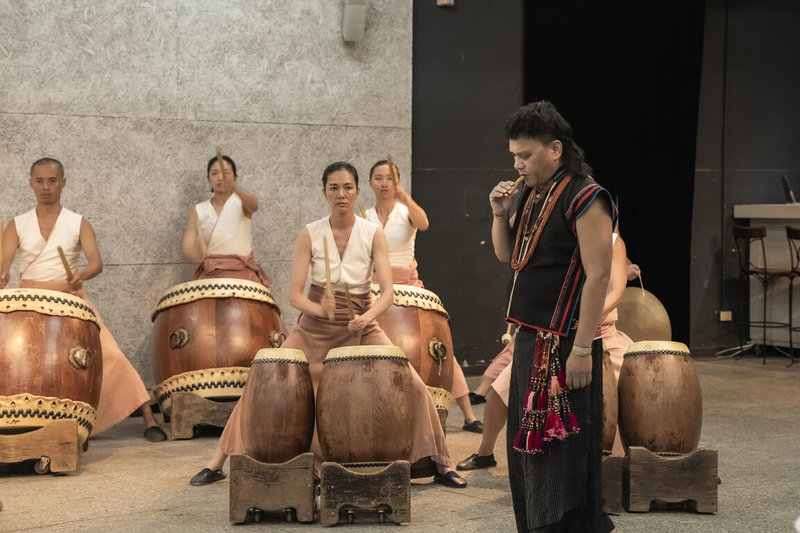 藝文團隊「優人神鼓」攜手金曲歌王桑布伊（前右）推出「我回來了」台灣5城巡演活動，盼透過鼓聲與歌聲引領觀者走進神話，展開一場關於儀式與生命的旅程。（優人神鼓提供）中央社記者趙靜瑜傳真  115年7月7日
