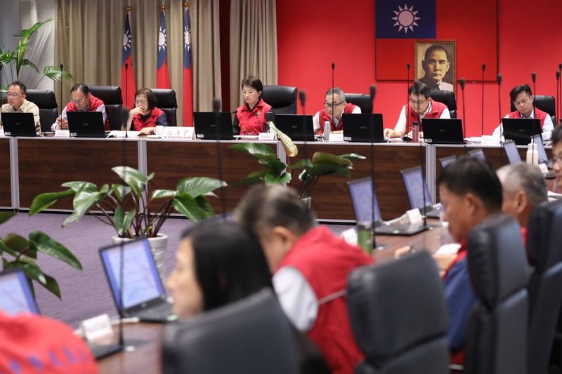 颱風巴威逐步逼近，台中市政府7日傍晚召開第一次整備會議，由市長盧秀燕（後左4）主持，她提醒市民利用這2天天氣還穩定時，提前做好防颱準備。（台中市政府提供）中央社記者郝雪卿傳真  115年7月7日