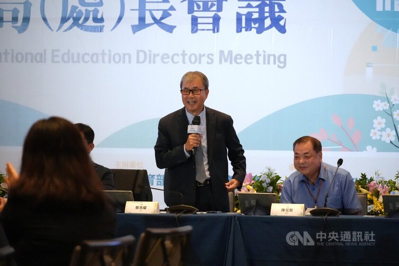鄭英耀(中)7日出席在新竹縣舉辦的115年度全國教育局處長會議,會前接受媒體聯訪,回應分科測驗是否延期。中央社記者陳至中新竹攝 115年7月7日