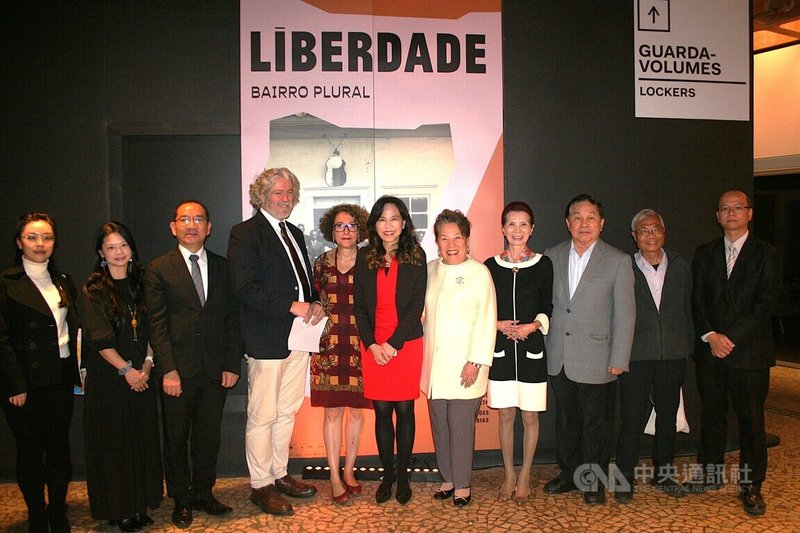 聖保羅伊比蘭卡博物館「自由區:多元社區」特展開幕,駐聖保羅辦事處處長朱怡靜(中)與2位策展人(左4、左5)及台灣僑界代表合影。中央社記者唐雅陵聖保羅攝 115年7月7日