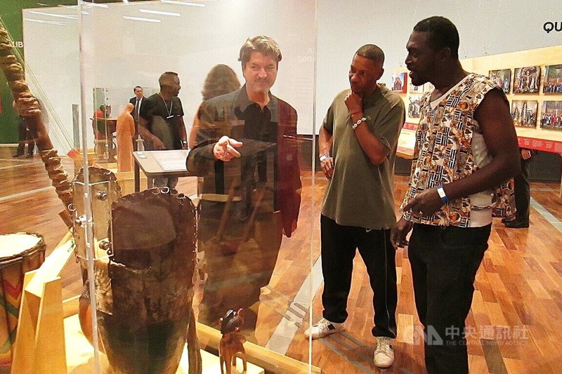 聖保羅伊比蘭卡博物館舉辦「自由區:多元社區」特展,多族群文物齊聚一堂,呈現巴西社會的文化交響。中央社記者唐雅陵聖保羅攝 115年7月7日