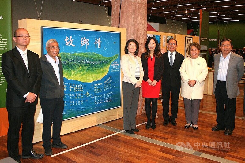 聖保羅伊比蘭卡博物館「自由區:多元社區」特展開幕,駐聖保羅辦事處處長朱怡靜(右4)及台灣僑界代表陪同日本總領事鈴木譽里子(右5)參觀台灣移民文物展區。中央社記者唐雅陵聖保羅攝 115年7月7日