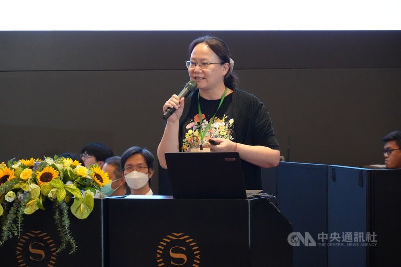教育部7日在新竹縣召開115年度全國教育局處長會議，台北市內湖高中資訊教師羅玗貞（圖）分享AI教學經驗。中央社記者陳至中新竹攝　115年7月7日