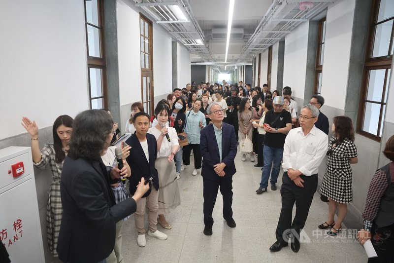 文化部7日對外公開修復完工的國定古蹟「空總台灣當代文化實驗場」,文化部長李遠(前中)出席參觀修復後的建築,見證空總從歷史場域走向國家文化基地。中央社記者王飛華攝 115年7月7日