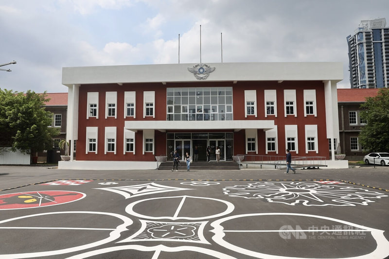 文化部7日對外公開修復完工的國定古蹟「空總台灣當代文化實驗場」,8月首度以完整樣貌對外開放,圖為空總舊辦公大樓大門。中央社記者王飛華攝 115年7月7日