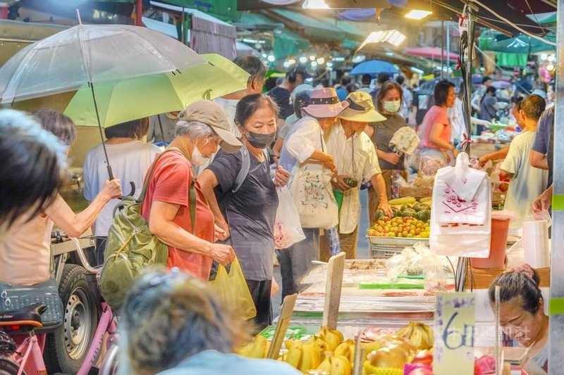 主計總處7日公布6月消費者物價指數（CPI）年增率擴大至2.6%，已經連續2個月突破2%的通膨警戒線，並創17個月以來最高紀錄；外食費、房租及家庭管理費用續漲，又有蔬菜受到豪雨影響，供給減少、價格上漲等因素，推升整體物價漲幅。圖為台北市信義區菜市場採買人潮。中央社記者裴禛攝 115年7月7日