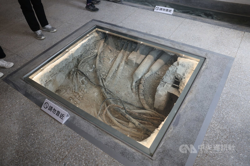 文化部7日舉辦「空總台灣當代文化實驗場」國定古蹟修復完工媒體交流會,工程以保存古蹟原有建築紋理與歷史痕跡為原則,現場可見工業研究所時期建構的特殊排水構造。中央社記者王飛華攝 115年7月7日