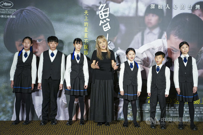 電影「魯冰花」數位修復版台北首映會7日晚間舉行,同名主題曲演唱者曾淑勤(中)與拉縴人少年兒童合唱團清唱主題曲「魯冰花」,勾起跨世代觀眾共同回憶。中央社記者鄭清元攝 115年7月7日