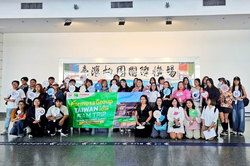 台灣旅行業者邀請泰國旅行社、旅遊媒體及網紅約50人組踩線團，6日起至9日來台深度交流，首日即安排參訪桃園宗教景點，透過參拜祈福、文化導覽及在地故事體驗，感受台灣宗教文化特色。圖為踩線團機場合影。（桃園市觀光旅遊局提供）中央社記者吳睿騏傳真　115年7月7日