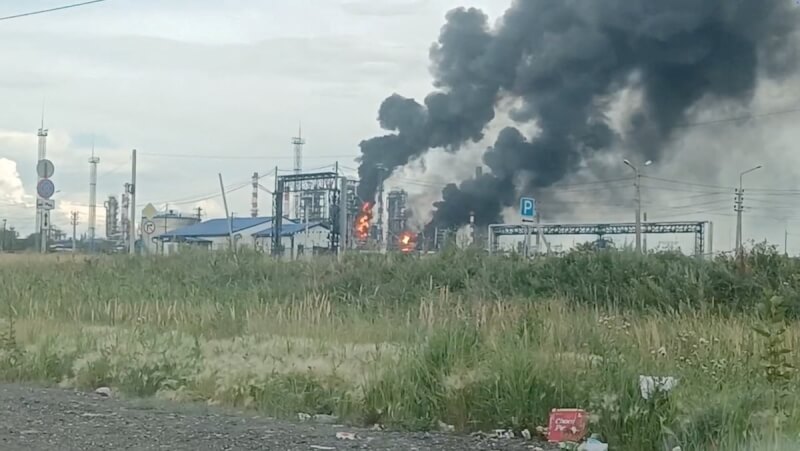 俄羅斯鄂木斯克市一家煉油廠6日遭烏克蘭無人機空襲打擊。（SOCIAL MEDIA/via 路透社）