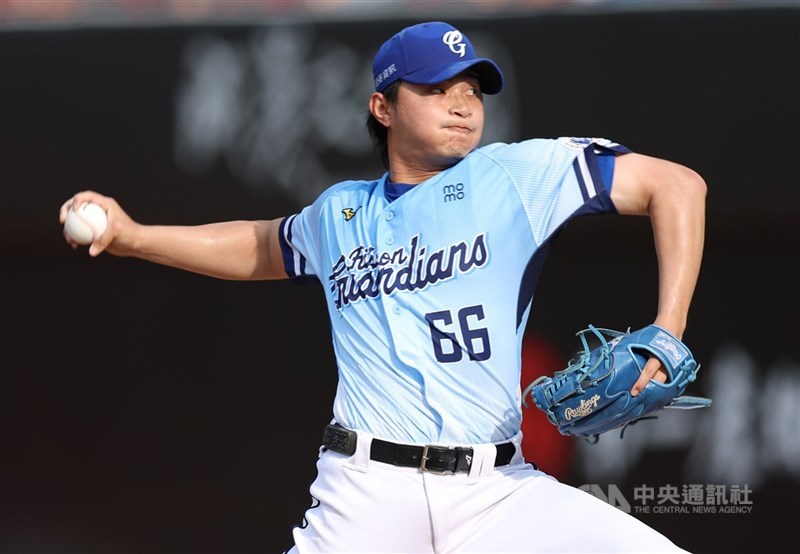 中職富邦悍將投手李東洺（圖）5日先發4.1局挨3轟吞敗，他7日受訪表示有反省找問題。（中央社檔案照片）
