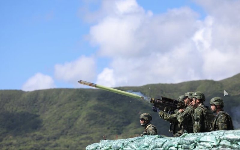 陸軍民國115年精準飛彈射擊6日於屏東滿州登場，其中「神弓操演」由馬防部及陸戰99旅等單位，首度運用人攜式刺針飛彈進行實彈射擊。（軍聞社提供）中央社記者游凱翔傳真 115年7月7日