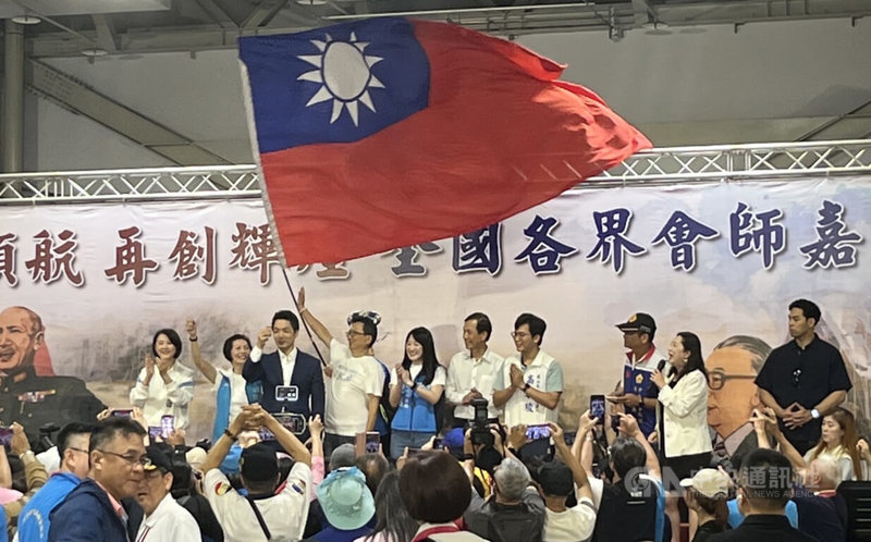 台北市長蔣萬安（後左3）7日受邀出席「GO-70復興領航–紀念抗戰暨中橫動工70週年盛典」，上台致詞時引起全場歡呼。中央社記者楊淑閔攝　115年7月7日