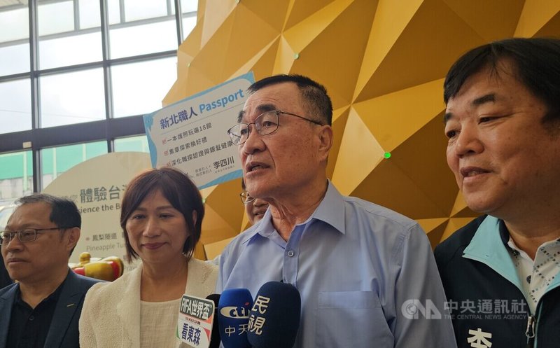 國民黨新北市長參選人李四川（右2）7日發表「新北職人Passport」計畫，盼串連18家觀光工廠與產業文化館，帶動在地觀光產業發展。中央社記者王鴻國攝　115年7月7日
