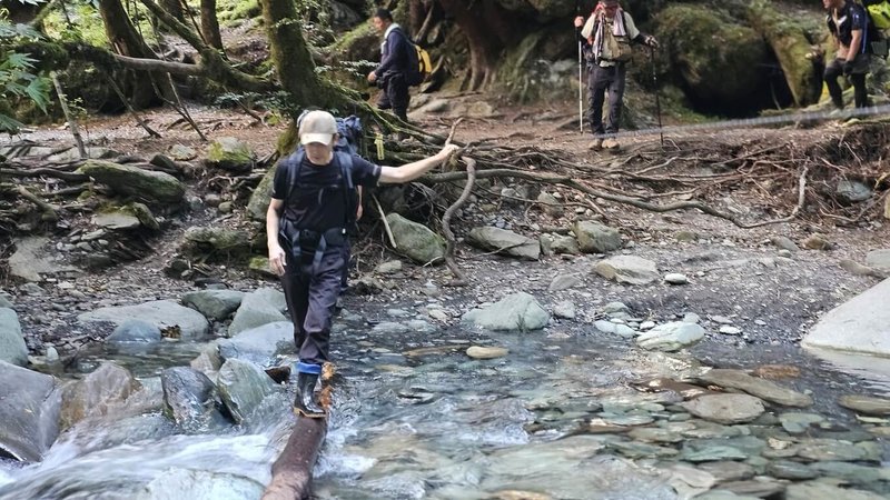 第二次世界大戰結束，從日本運送俘虜返回各國的運輸機在三叉山失事，包括搶救人員共51人罹難。導演魏德聖（前）計畫將這段台灣二戰史拍成電影，6日親自循著當年救難人員上山路線探勘。（林保署台東分署提供）中央社記者盧太城台東傳真　115年7月7日
