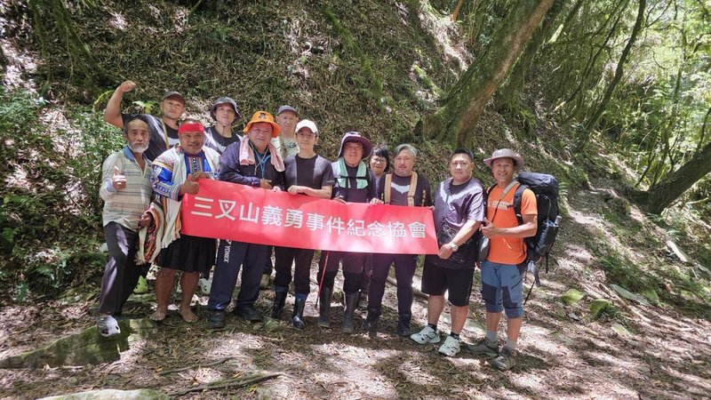 二戰結束,一架載運戰俘的美軍運輸機墜毀三叉山附近,機上25人加上前往搶救的26名日本軍警及台東民眾全數罹難,導演魏德聖(前左4)籌拍電影,6日與遺屬踏上當年搶救山路尋找飛機殘骸。(林保署台東分署提供)中央社記者盧太城台東傳真 115年7月7日