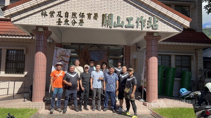 導演魏德聖(前左3)籌拍三叉山事件,6日帶著美術團隊,在當年搶救人員罹難者遺屬、農業部林業及自然保育署台東分署關山工作站人員等陪同下,踏上山路尋找飛機殘骸。中央社記者盧太城台東攝 115年7月7日