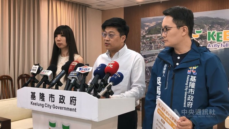 基隆市名人幼兒園發生涉嫌虐童案，基隆市政府祕書長謝孝昆（中）7日表示，市府加速展開第2波行政調查，認定委員會7日開會，將朝向廢止名人幼兒園設立許可方向辦理；另針對幼童轉學前的過渡期間，市府也將派員進駐幼兒園，協助維持照顧及教學品質，降低家長疑慮。中央社記者王朝鈺攝　115年7月7日