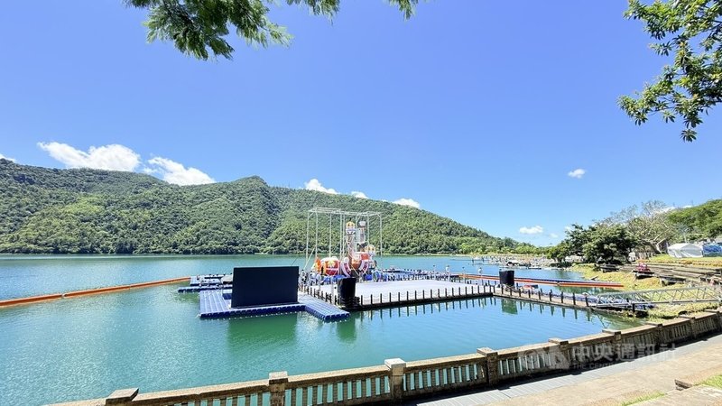 首度與國際動漫「航海王」聯名的花蓮FUN暑假系列活動,將在壽豐鄉鯉魚潭登場,「千陽號」巨型充氣裝置已在潭面上立船;但受颱風巴威影響,原訂11日開幕活動恐延後,將視天候狀況另行公告。中央社記者李先鳳攝 115年7月7日