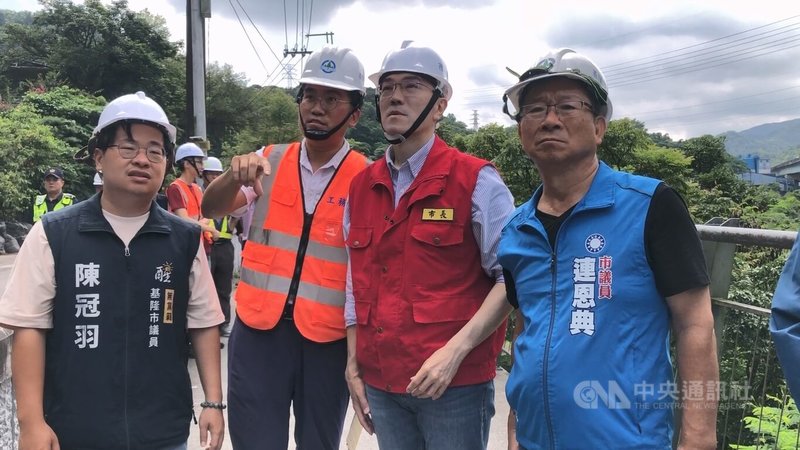颱風巴威逼近台灣，基隆市長謝國樑（前右2）7日前往興隆街，視察邊坡修復工程。中央社記者王朝鈺攝　115年7月7日