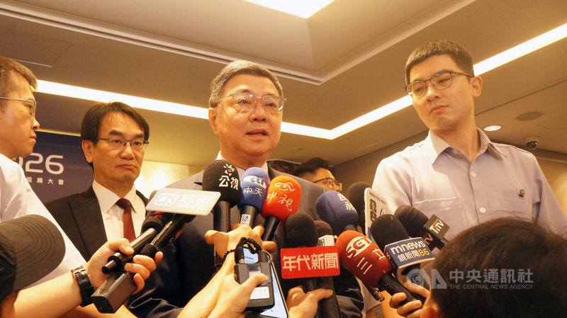 行政院長卓榮泰（前右2）7日出席「InfoSec Taiwan 2026國際資安組織大會開幕活動」，會前接受媒體聯訪。針對中聯油品致癌物超標案，卓榮泰強調政府以最審慎、積極態度處理，也會調查中聯是否涉及提供不實資料、隱匿通報等情形。中央社記者趙敏雅攝　115年7月7日