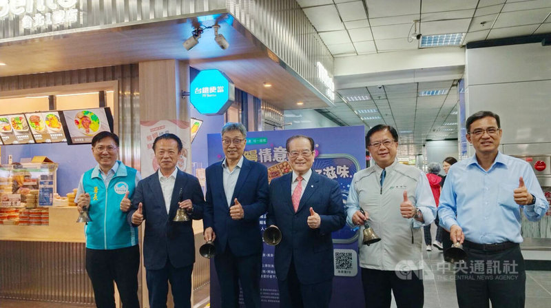 農業部長陳駿季(左3)、台鐵公司董事長鄭光遠(右3)、嘉義縣長翁章梁(左2)7日共同促銷台鐵「鯛鰻雙主菜」聯名便當。中央社記者汪淑芬攝 115年7月7日