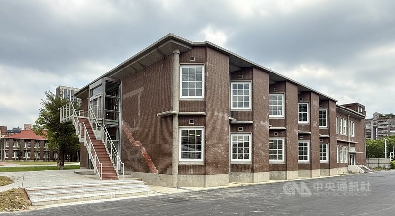 文化部7日對外公開修復完工的「空總台灣當代文化實驗場」國定古蹟,位於古蹟東西兩翼最具代表性的八角窗(圖),是當初工業研究所為降低西曬熱能、避免影響實驗而設計。中央社記者王飛華攝 115年7月7日