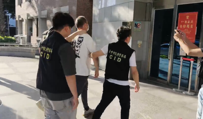 印太戰略智庫執行長矢板明夫6日在台中遭揮拳攻擊臉部，警方約下午4時於台中國際機場攔截逮捕正擬搭機離境的涉案廖姓男子（白衣者），並帶回台中市警察局第六分局偵辦。（民眾提供）中央社記者郝雪卿傳真　115年7月6日