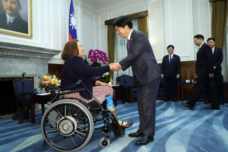 圖為2024年美國參議院跨黨派代表團訪台，總統賴清德（前右）與參議員達克沃斯（前左）握手致意。（中央社檔案照片）