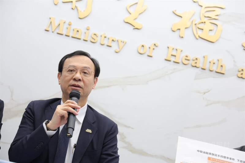 食藥署7日針對中聯大豆沙拉油致癌物超標事件再開說明記者會,衛福部長石崇良(圖)無預警現身並宣布,原本規定第2層下游產品中,含20%以上相關成分者才須下架,如今則改為所有第2層產品,不論使用比例多少一律下架。中央社記者翁睿坤攝 115年7月7日