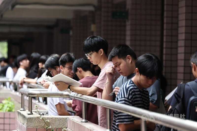 圖為114學年度分科測驗考生一早到台北市松山高中考場，在走廊進行考前重點複習，準備進入試場應試。（中央社檔案照片）