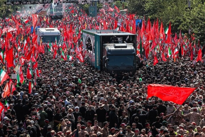 伊朗前最高領袖哈米尼靈柩6日移靈,德黑蘭民眾夾道送行。(Office of the Iranian Supreme Leader/ Handout via 路透社)