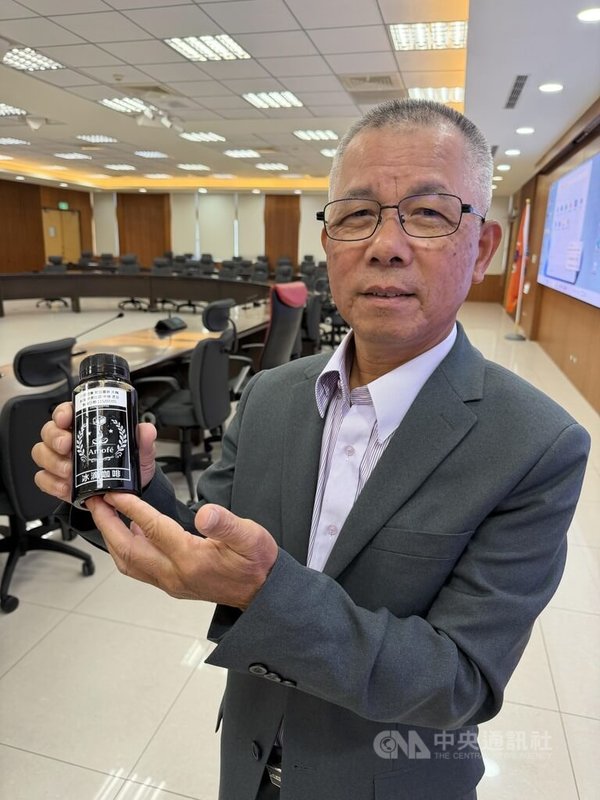 苗栗縣68歲企業家林枝隆研發全自動冷鏈式冰滴咖啡機，首次參加2026法國巴黎國際發明展一舉奪金。由於機體龐大無法運到展場，他將咖啡機冷萃出的冰滴咖啡帶至現場，評審品嚐後為之驚艷。中央社記者管瑞平攝　115年7月7日
