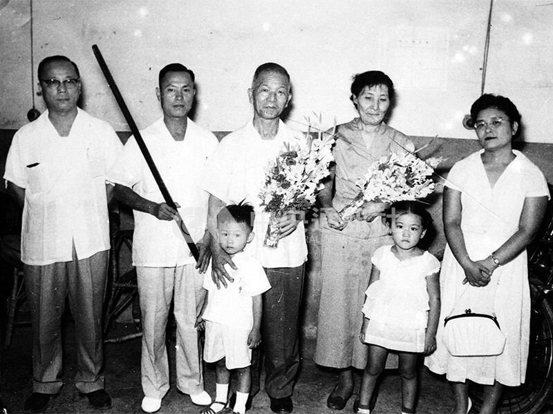 青木規矩男夫婦（手捧花者）與黃煥彬（左2）合影。中央社典藏　47年7月10日