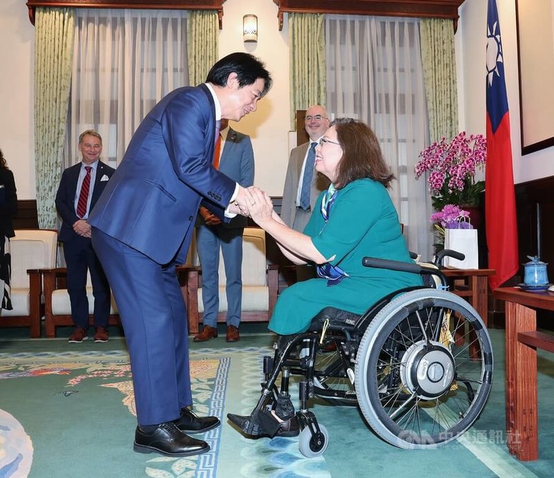 美國聯邦參議員達克沃斯(Tammy Duckworth,另譯:達克沃絲)(右)7日再次率團訪台,晉見總統賴清德(左)並拜會政府高層。中央社記者郭日曉攝 115年7月7日
