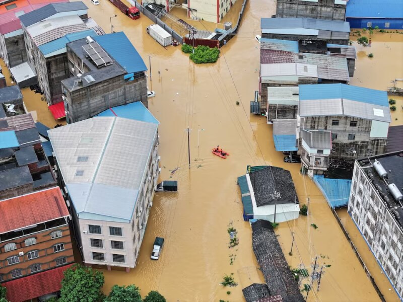 中國廣西壯族自治區一個村落6日出現嚴重淹水現象。（cnsphoto via 路透社）