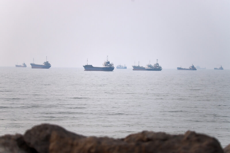 6月30日荷莫茲海峽船隻航行景象。（Amirhosein Khorgooi/ISNA via 美聯社）