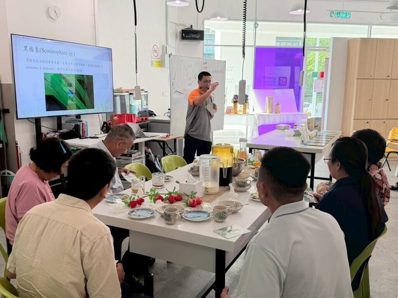 馬來西亞積極提升糧食安全與發展智慧農業，台灣青農交流團日前也深入大馬農業鄉鎮，分享食農教育，並特別推廣「田間黑三寶」有機農法，提升農作收成，促進農業技術交流。（梓園碾米工廠有限公司提供）中央社記者黃自強吉隆坡傳真  115年7月8日