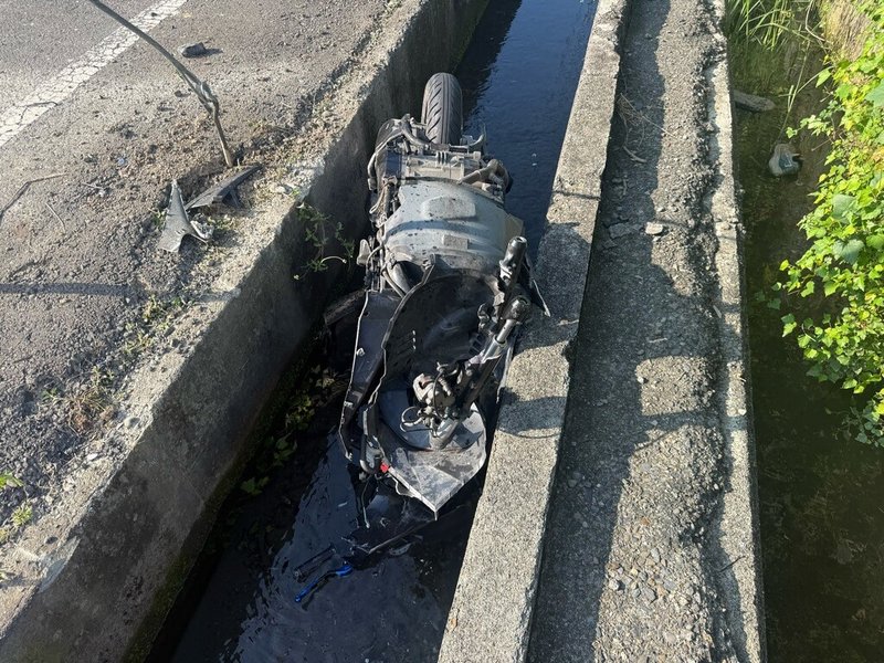 屏東縣竹田鄉8日上午發生死亡車禍,1輛轎車與1部機車碰撞掉進大排水溝,機車騎士與後座乘客拋飛不治,事故原因仍待警方釐清。(屏東縣政府消防局提供)中央社記者黃郁菁傳真 115年7月8日