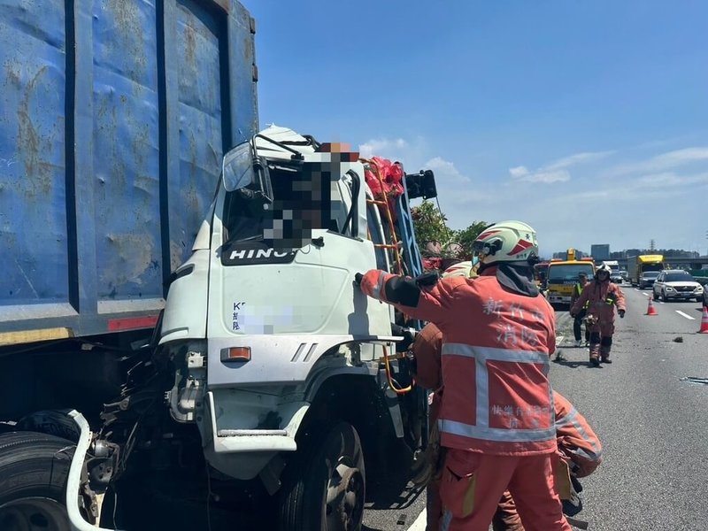 國道1號北上新竹路段8日下午發生大貨車追撞前方聯結車事故，大貨車駕駛一度卡在車內，警消協助脫困送醫，所幸駕駛意識清楚無大礙，事故造成後方車輛一度回堵，目前已排除。（新竹市消防局提供）中央社記者魯鋼駿傳真　115年7月8日