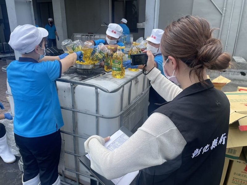 中聯大豆沙拉油檢出致癌物超標案，1300公噸問題油品流向泰山、福壽及福懋等業者。彰化縣衛生局8日指出，接獲泰山公司主動通報並提出銷毀計畫，銷毀已回收及庫存沙拉油約10公噸，衛生局也派員到場確認產品銷毀情形。（彰化縣衛生局提供）中央社記者吳哲豪傳真　115年7月8日