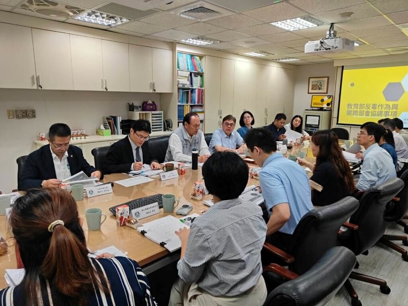 行政院政務委員季連成（後左3）8日視察校園藥物濫用防制工作，並宣示將協調各機關，全力支援教育部建置唾液快篩機制，防止依托咪酯等新興毒品危害學子身心。（教育部提供）中央社記者陳至中傳真　115年7月8日